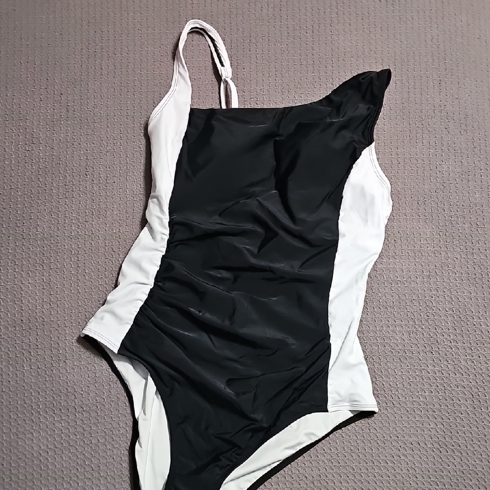Cupshe Black and White One-Shoulder Swimsuit